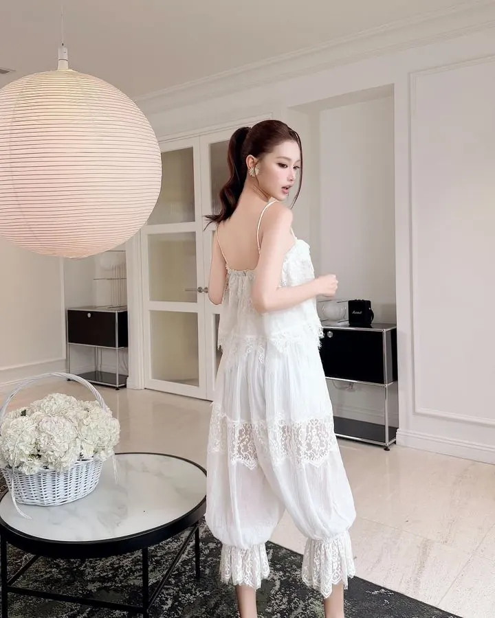 เซ็ตเสื้อสายเดี่ยวลูกไม้ขาว + กางเกงลูกไม้ รหัส LWT04 รูปที่ 1
