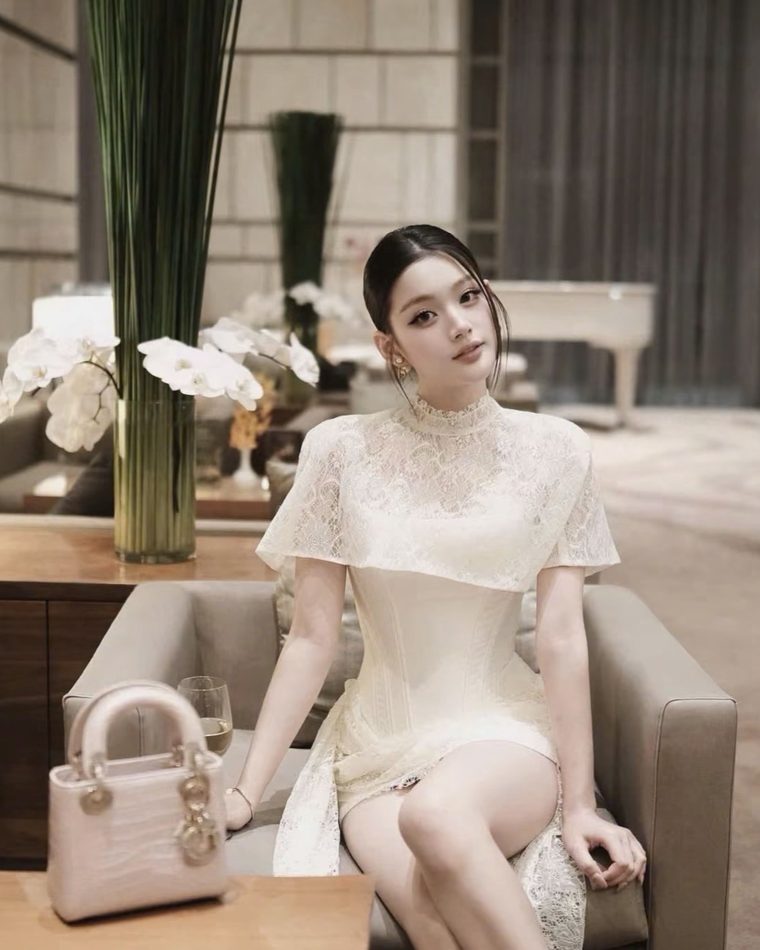 เดรสสั้นคอร์เซ็ตขาว ผ้าคลุมลูกไม้ รหัส SWT04