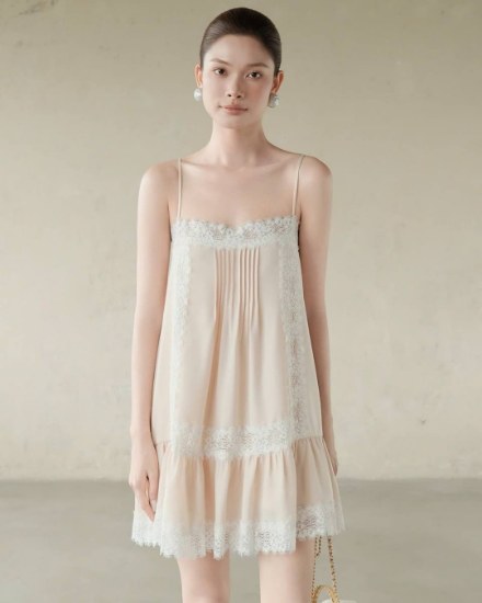 เดรสสั้นสายเดี่ยวทรงบานสีครีม แต่งลูกไม้ รหัส SWT09